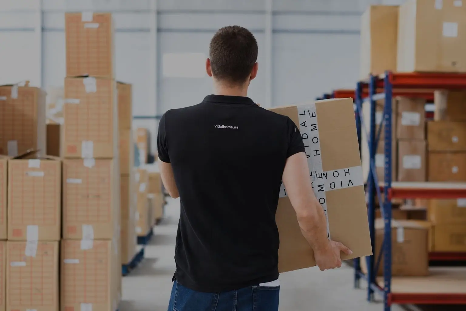 Preparación de pedidos de dropshipping en el almacén de Vidal Home