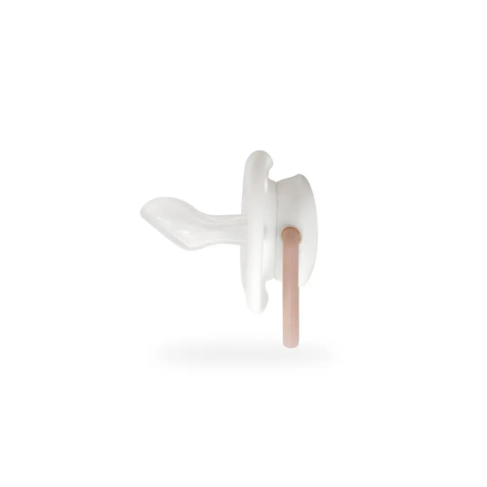 set-4pcs-silicona-chupetero-porta-chupete-sonajero-set58-rosa-interbaby-4.webp
