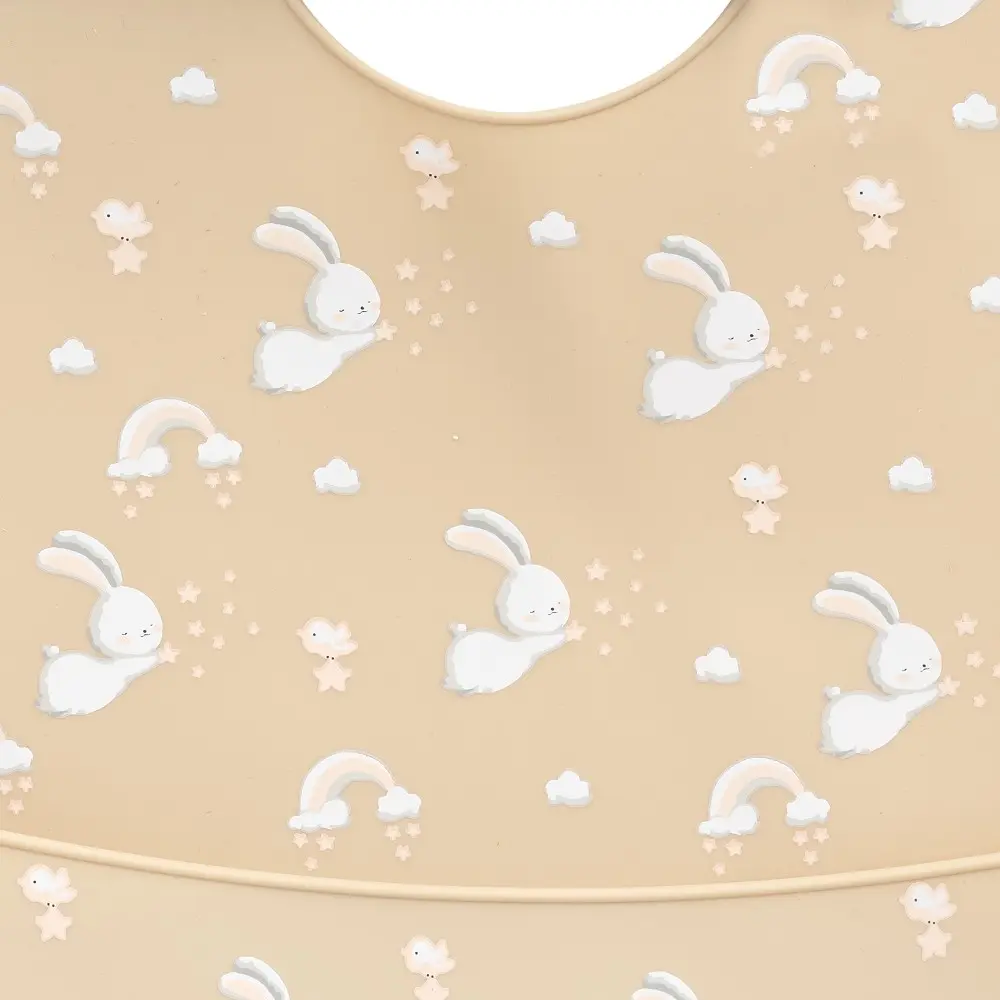 babero-silicona-estampado-conejitos-beige-interbaby-1.webp