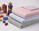 manta-infantil-bliny-L87-80x110-mora.webp