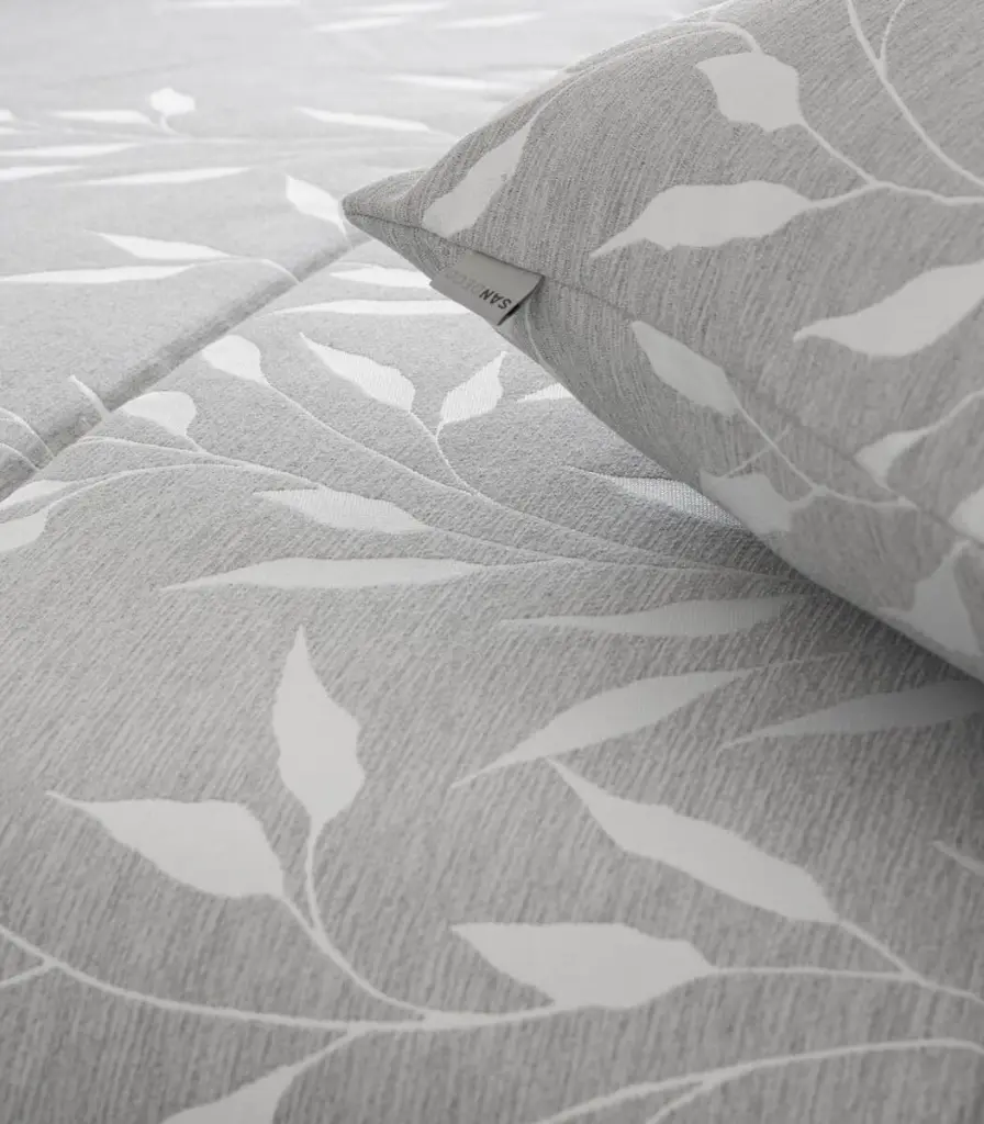 edredon-jacquard-cartes-gris (2).webp