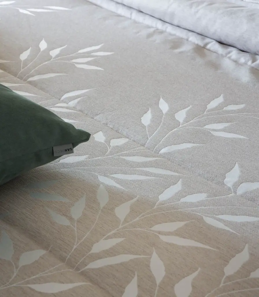 edredon-jacquard-cartes-beige (1).webp