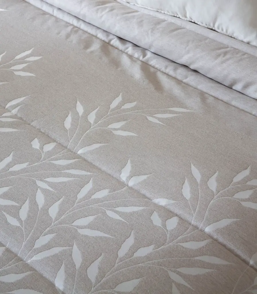 edredon-jacquard-cartes-beige (2).webp