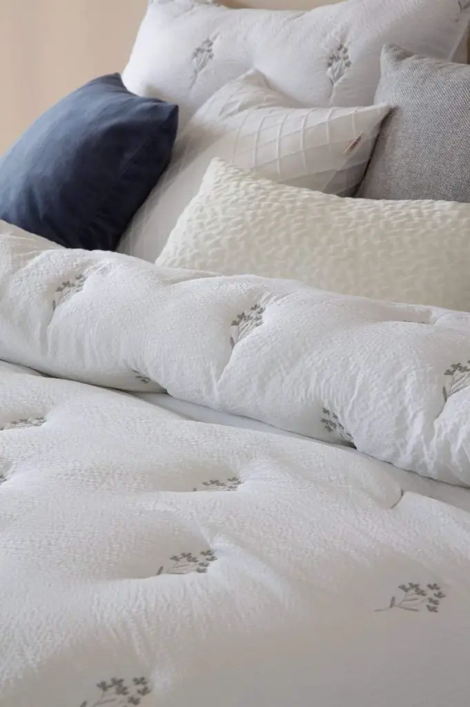 colcha-bouti-im-nadine-gris-fun&deco-detalle-2.webp