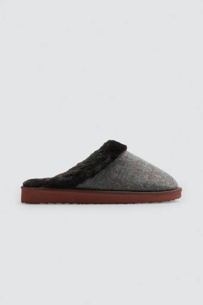 zapatillas-hombre-24080-ysabel-mora-1.webp