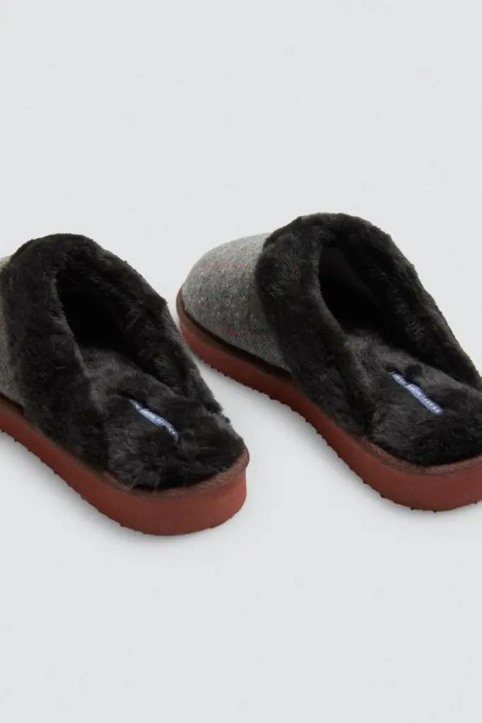 zapatillas-hombre-24080-ysabel-mora-2.webp
