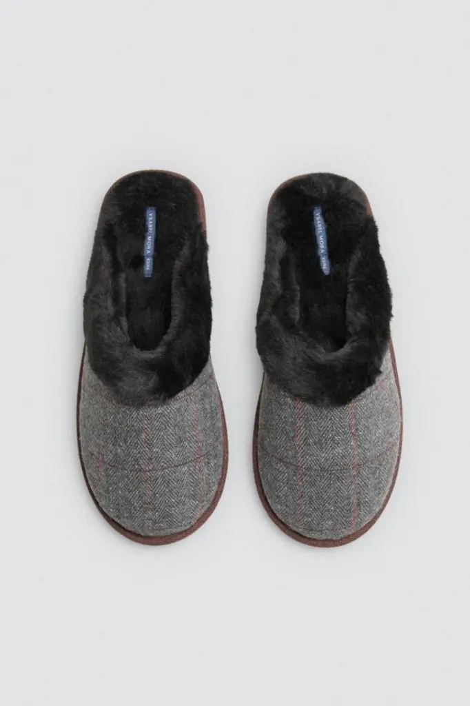 zapatillas-hombre-24080-ysabel-mora-3.webp
