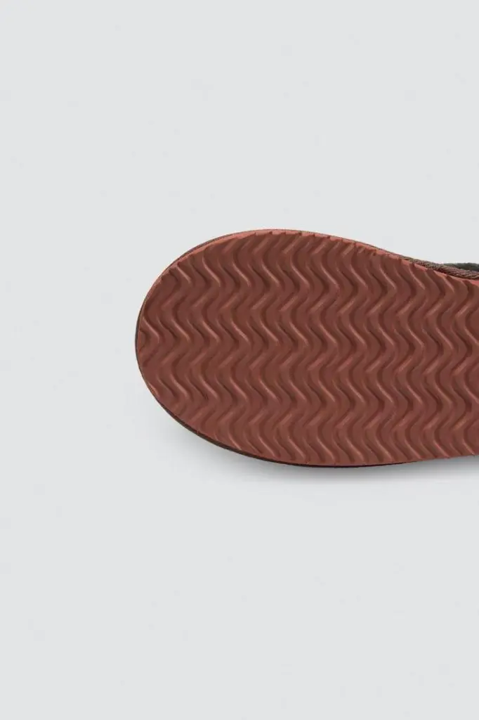 zapatillas-hombre-24080-ysabel-mora-4.webp