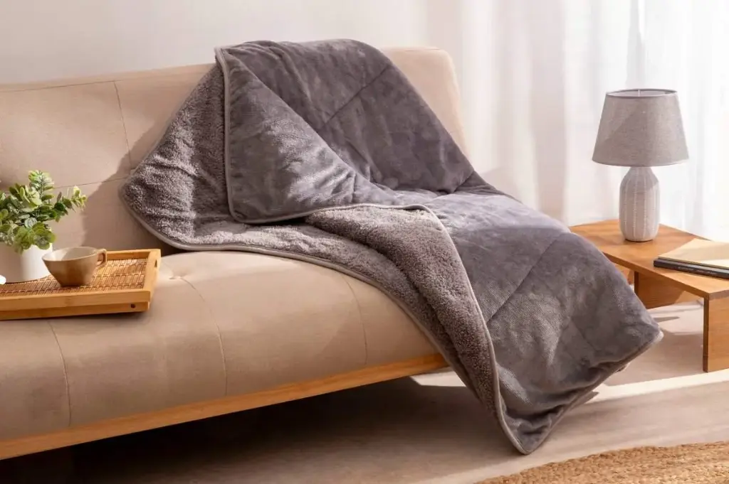 manta-plaid-sherpa-lisa-karamelo-gris.webp