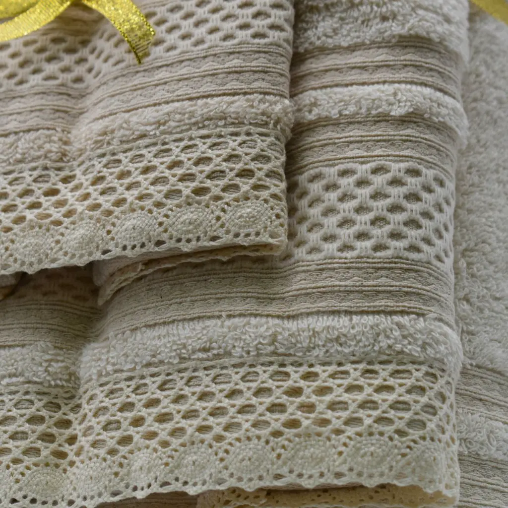 JUEGO DE TOALLAS 500GR 3 PIEZAS RENDA BEIGE 3.webp