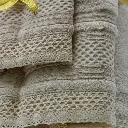 JUEGO DE TOALLAS 500GR 3 PIEZAS RENDA BEIGE 3.webp