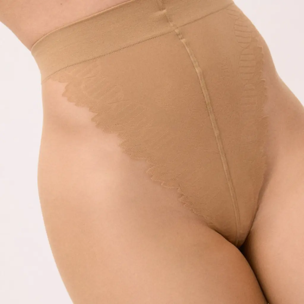 panty-sin-carreras-10-den-16638-scala-ysabel-mora-2.webp