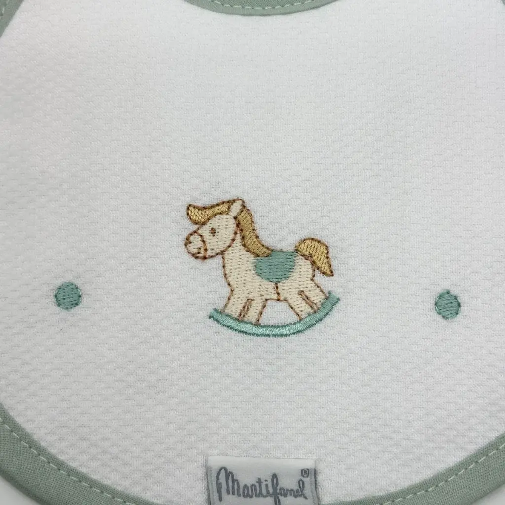 pack-2-baberos-para-bordar-caballos-8-b04-2-blanco-verde-martifanel.webp