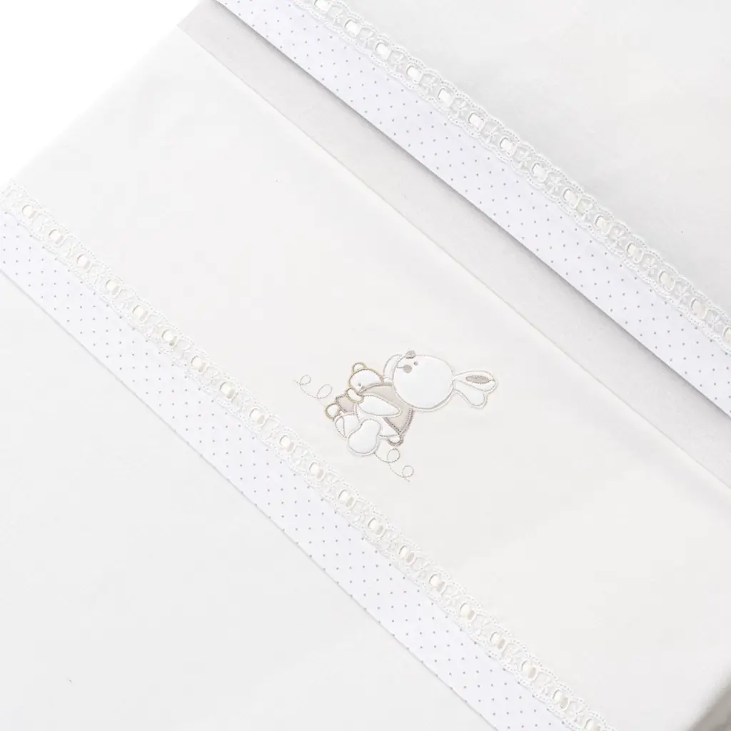triptico-cuna-tela-conejitos-abrazos-pasacintas-broche-beige-interbaby-4.webp