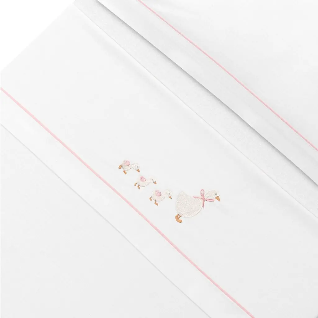 triptico-cuna-tela-patitos-familia-broche-blanco-rosa-interbaby-4.webp