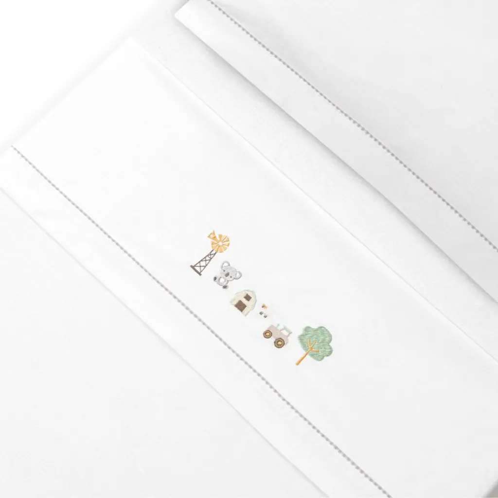 triptico-cuna-tela-granja-koala-bordado-broche-blanco-gris-interbaby-4.webp