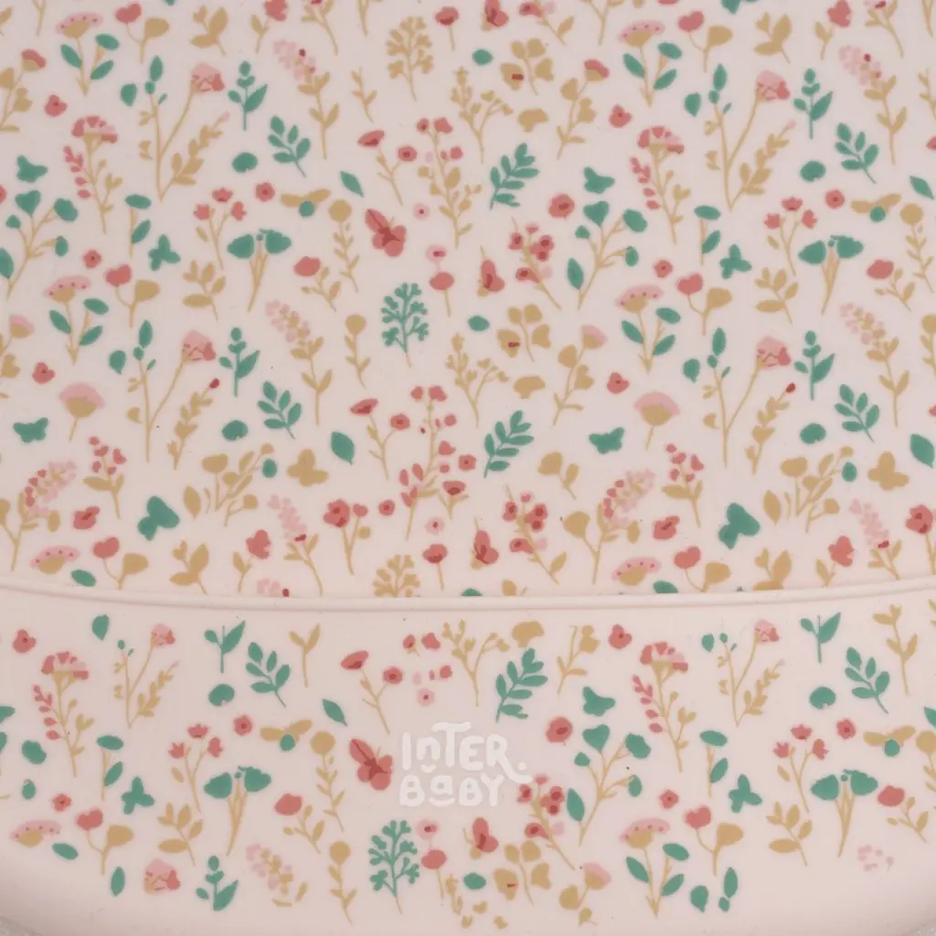babero-silicona-estampado-modelo-flores-petalos-rosa-interbaby-2.webp