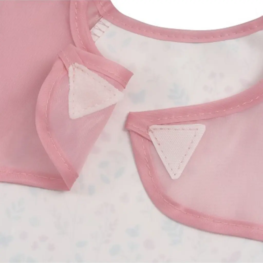 babero-con-mangas-estampado-modelo-flores-petalos-rosa-cierre-interbaby-al-por-mayor.webp