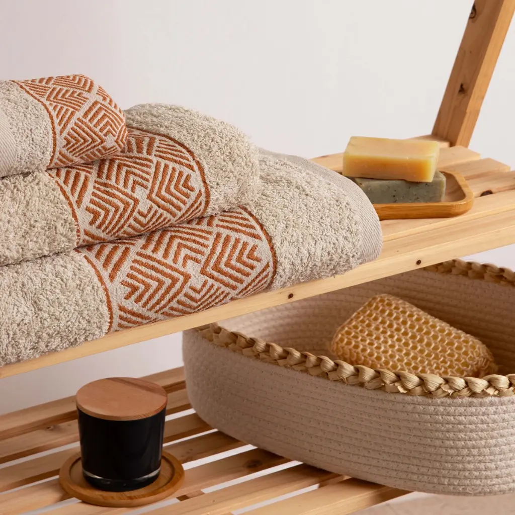 juego-de-toallas-3-pzs-danae-beige-decoracion-al-por-mayor.webp