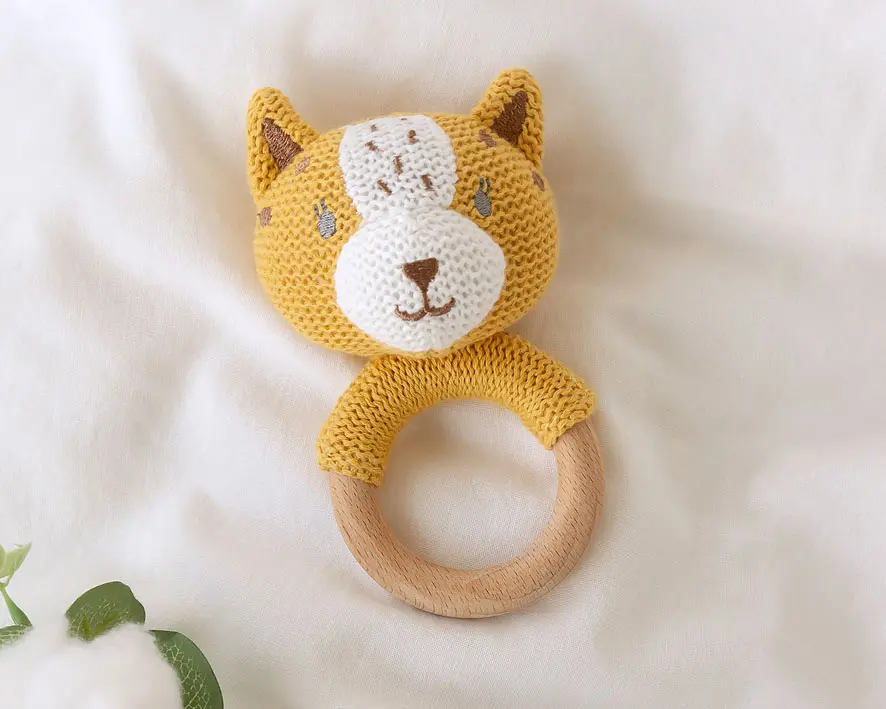 MORDEDOR SONAJERO TIGRE MADERA Y ALGODÓN 5820 MOSTAZA KIOKIDS