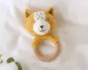 MORDEDOR SONAJERO TIGRE MADERA Y ALGODÓN 5820 MOSTAZA KIOKIDS